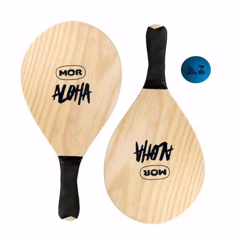 essa imagem mostra o Kit Frescobol Mor Aloha, o companheiro perfeito para diversão sob o sol. Composto por duas raquetes de madeira artesanais e uma bola de borracha, este conjunto é ideal para unir gerações em jogos emocionantes na praia ou no campo. Aproveite momentos de alegria e vitalidade com este conjunto de frescobol de alta qualidade.